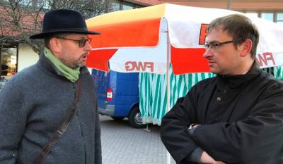 Infostand zur Bürgermeisterwahl, Burgunder Platz, 24.02.2018 - Experten unter sich: Sven Hoch im Gespräch mit Christoph Winhard.