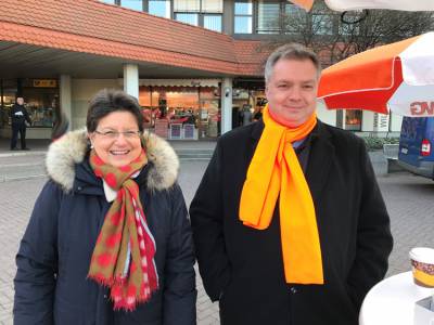 Infostand zur Bürgermeisterwahl, Burgunder Platz, 24.02.2018 - Unterstützung durch die Familie Patzelt.