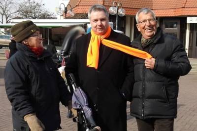 Infostand mit Clemens Körner, Burgunder Platz, 01.03.2018 - Der orange Schal im Fokus der Begierde